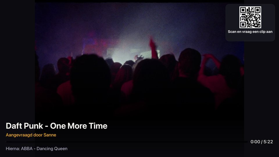 Het tv-scherm tijdens het feest: rechtsboven een kleine QR-code met Scan en vraag een clip aan, onderin de titel Daft Punk, One More Time, aangevraagd door Sanne, de speeltijd en wat hierna komt.