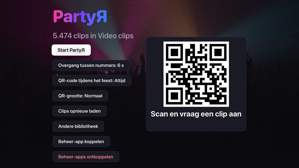 Startscherm van PartyЯ op de tv: het logo, het aantal clips in de bibliotheek, de knop Start PartyЯ en instellingen zoals de QR-code en de overgang tussen nummers, met rechts een grote QR-code en de tekst Scan en vraag een clip aan.
